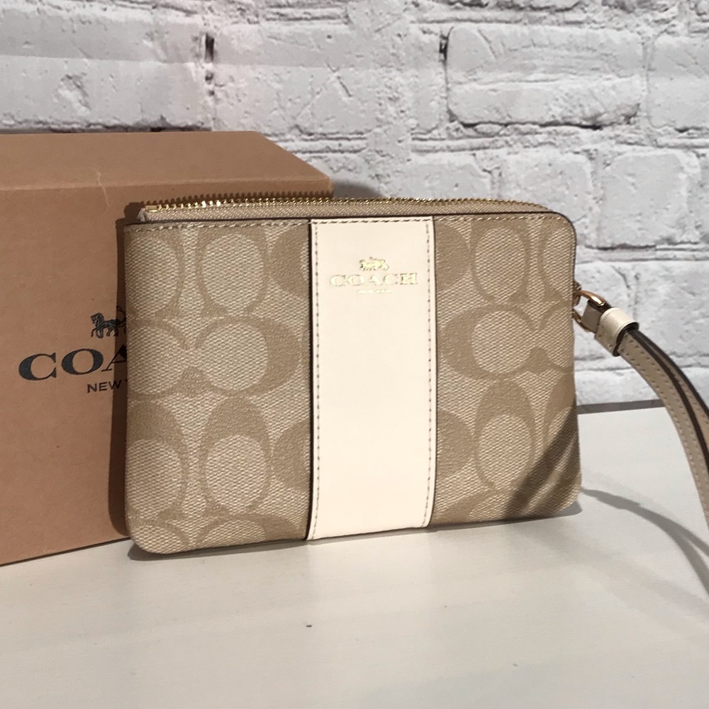NWT Coach clutch with zipper closure and wristlet
